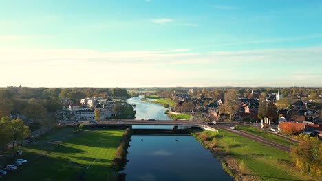 luchtbeeld van een nederlandse stad met kanaal en brug