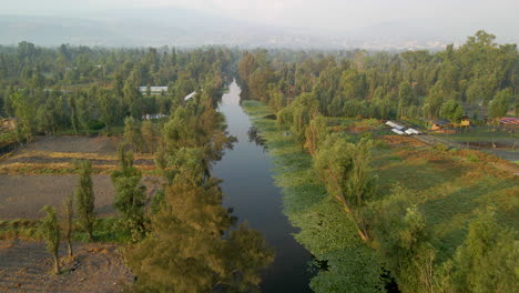 Vista-De-Los-Canales-De-Xochimilco-En-La-Ciudad-De-Mexico