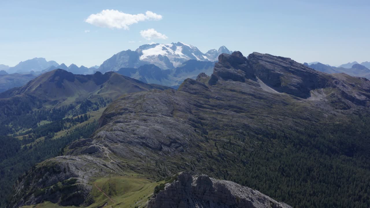 Bjergryg i Dolomitterne, luftfoto af Marmolada-bjerget