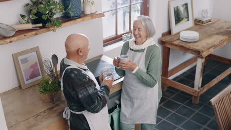café, conversación y pareja de mayores en la cocina