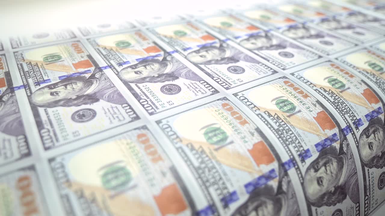 billete de cien dólares con máscara facial médica protectora en el retrato de benjamin franklin. crisis económica durante la pandemia de covid-19 concepto. billete de 100 dólares. imágenes de alta calidad de 4k