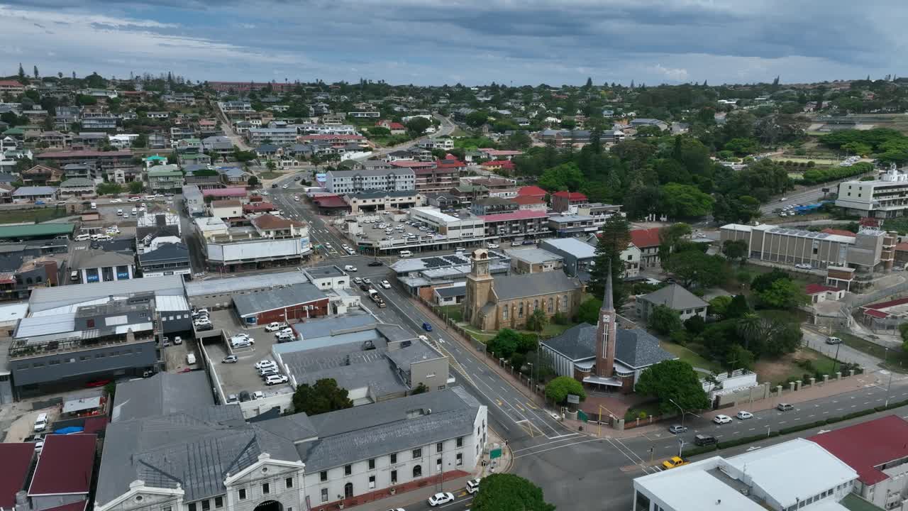 Dronen ilmakuva Mossel Bayn keskustasta, Etelä-Afrikasta.