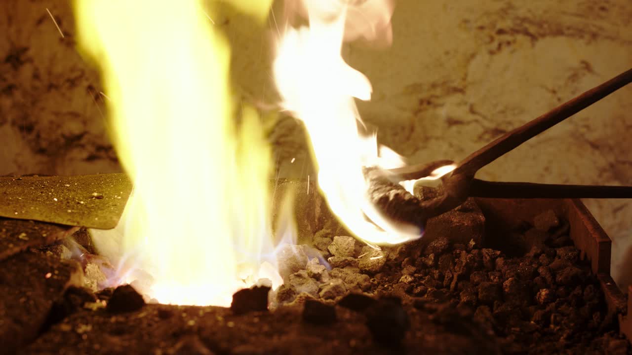 도자기 가 도자기 에서 철 을 가열 하고 있다