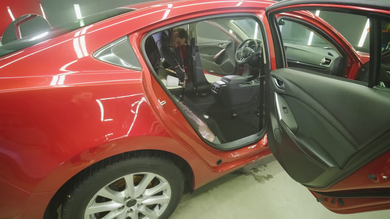 limpieza profesional de automóviles. lavado de sars. detalles interiores. limpieza en seco y detalles del interior de un automóvil. limpeza profunda de la carrocería y los asientos del automóvil. limpia de espuma en el lavado de automóviles; limpieza del panel del automóvil del polvo. un aspirador