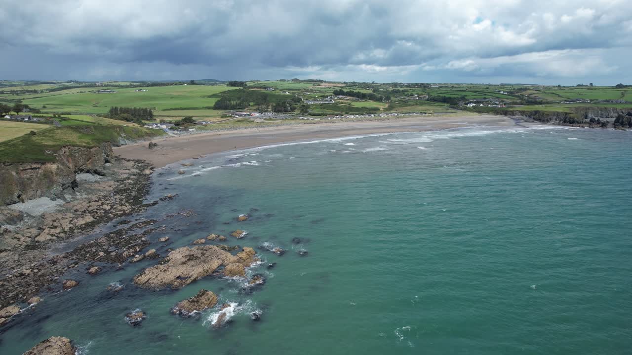 drone volando desde la playa de tra na mbno a la playa de bunmahon copper coast waterford irlanda en un día de verano de julio