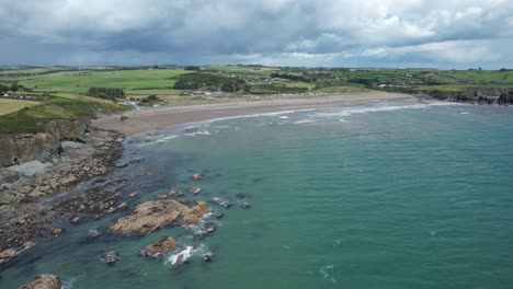 Drone-Volando-Desde-La-Playa-De-Tra-Na-Mbno-Hasta-La-Playa-De-Bunmahon-Costa-De-Cobre-Waterford-Irlanda-En-Un-Día-De-Verano-De-Julio