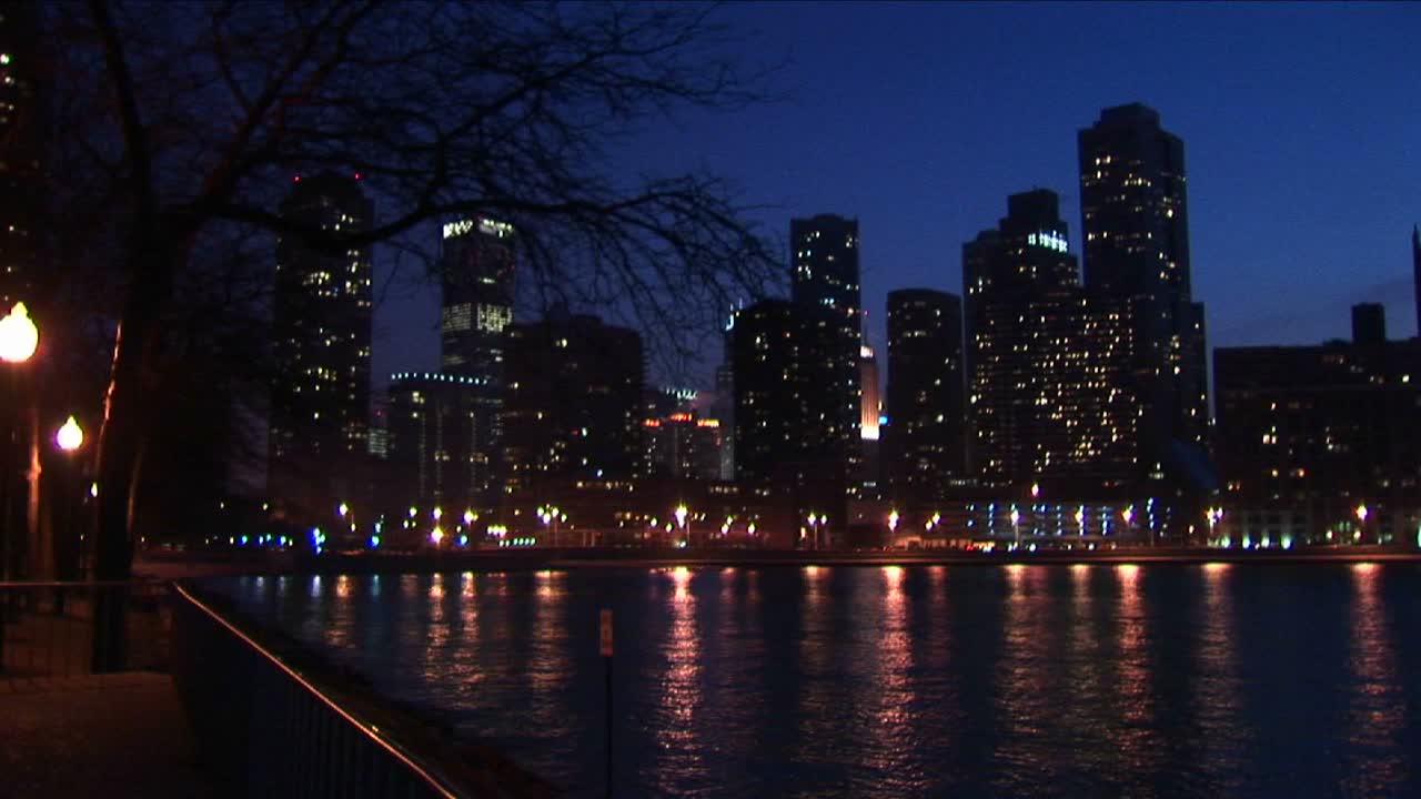 미시간 호수에 반사된 빛으로 어두워진 후 시카고 스카이라인