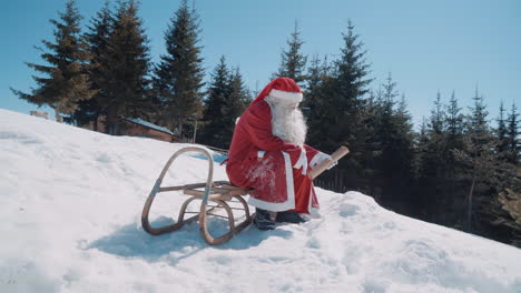 Der-Weihnachtsmann-Macht-Sich-Bereit,-Mit-Seinem-Schlitten-Loszuziehen,-Um-Den-Kindern-Geschenke-Zu-Bringen,-Mit-Einer-Wunschliste-In-Der-Hand