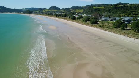 Mann-Rennt-Bei-Ebbe-Den-Strand-Entlang