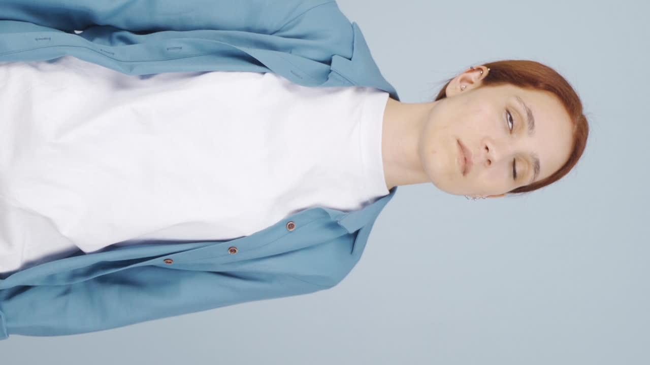 기절하는 여성의 수직 비디오. 여성은 기절합니다.