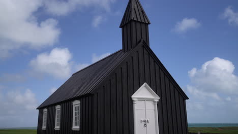 budakirkja en la península de snaefellsnes, en el país de islandia.