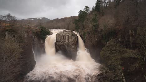 Un-Timelapse-De-Una-Cascada-De-Gran-Fuerza,-Teesdale-Superior-En-Invierno-Bajo-Un-Fuerte-Flujo-Después-De-Una-Tormenta-De-Invierno