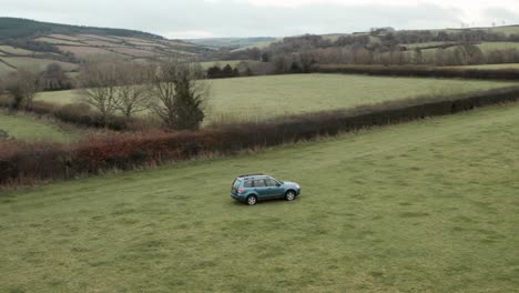 Toma-Aérea-De-Un-Agricultor-Conduciendo-Un-4x4-Por-Un-Campo