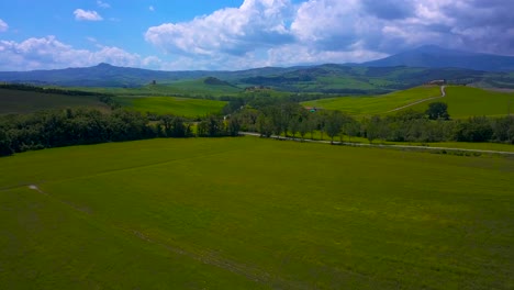 imágenes aéreas del paisaje rural toscano con una propiedad toscana tradicional en la parte posterior