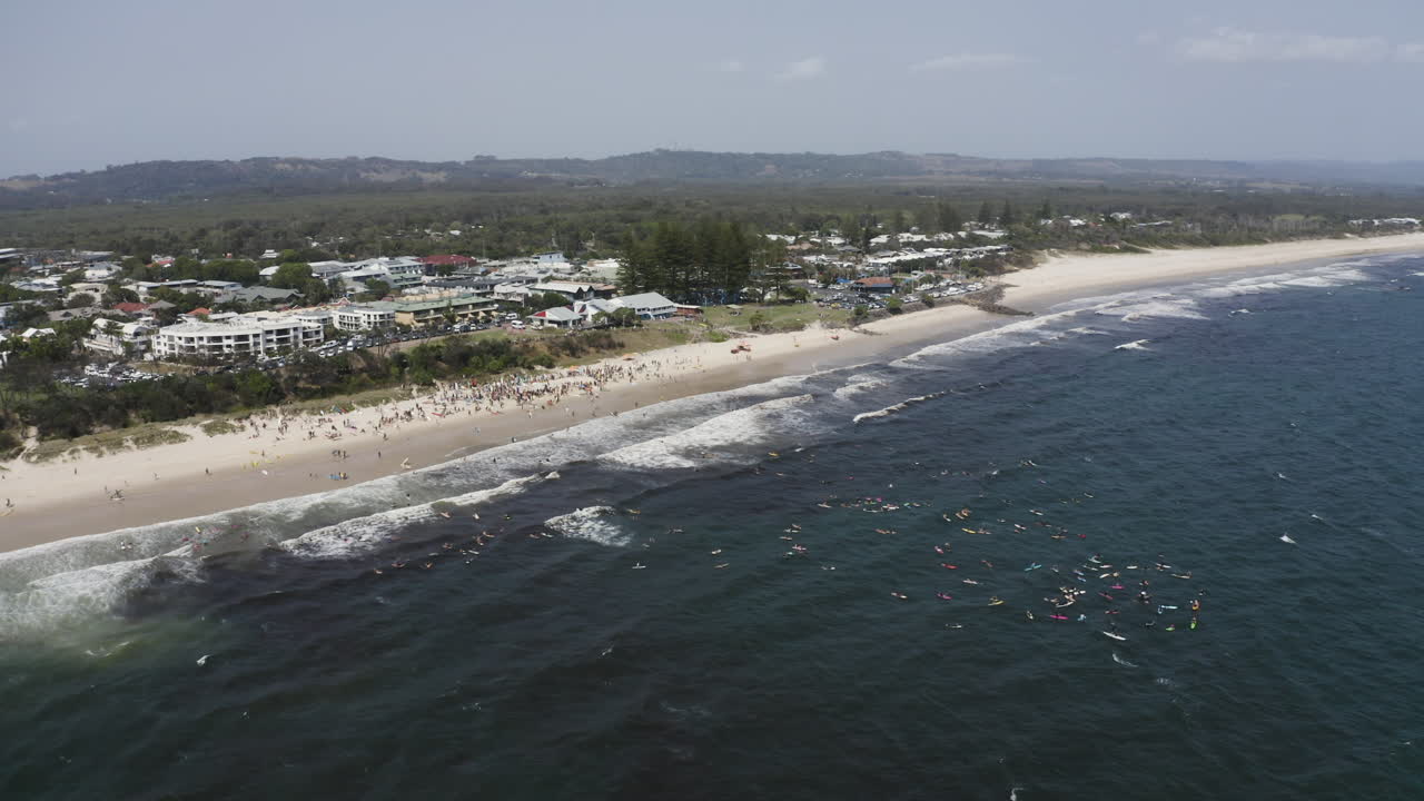 toma aérea 4k de la ciudad de surf byron bay en australia