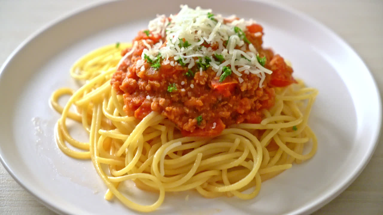 스파게티 볼로냐 돼지고기 또는 다진 돼지고기 토마토 소스를 곁들인 스파게티 - 이탈리아 음식 스타일