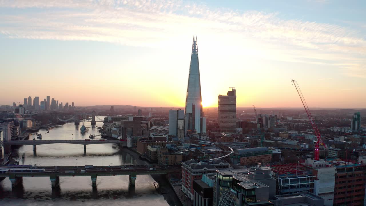 일출 시 샤드 템스 강 사우스워크의 하강 공중 드론 샷