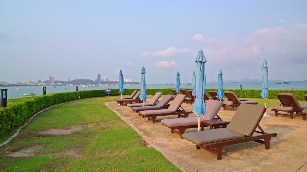 바다 배경의 의자 풀 - 공휴일 및 휴가 개념