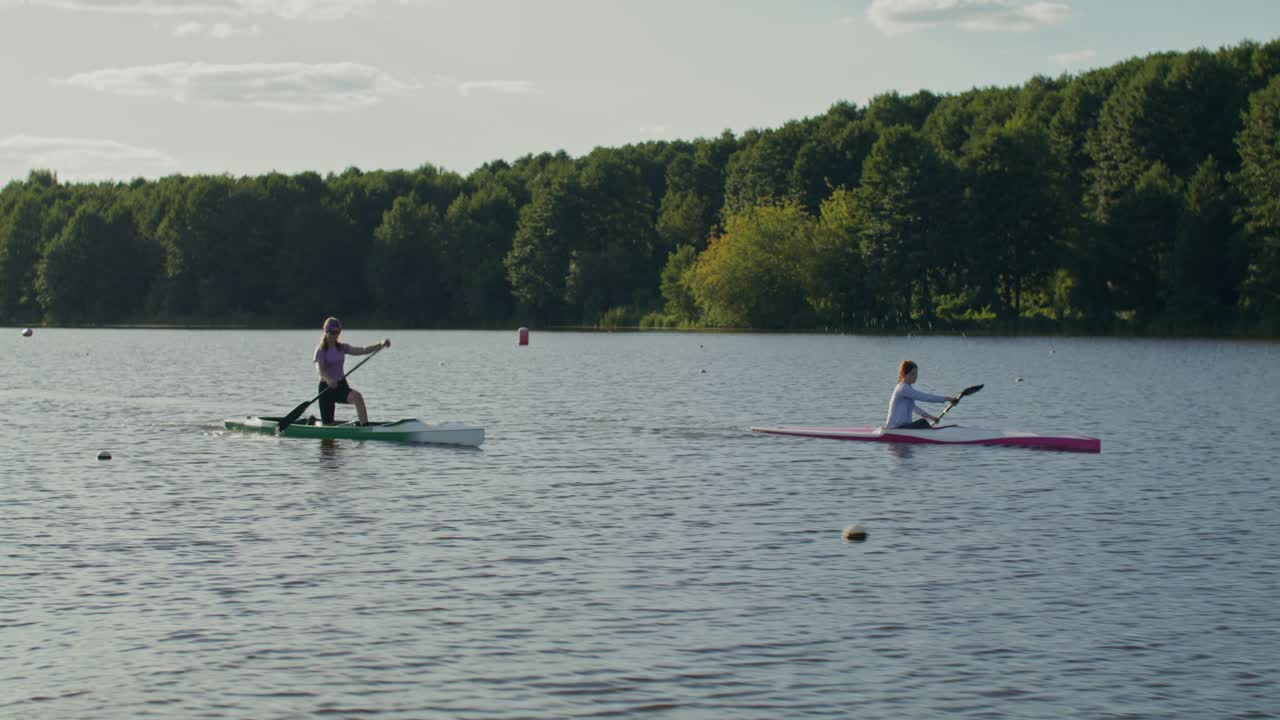 Persone in canoa e kayak su un lago