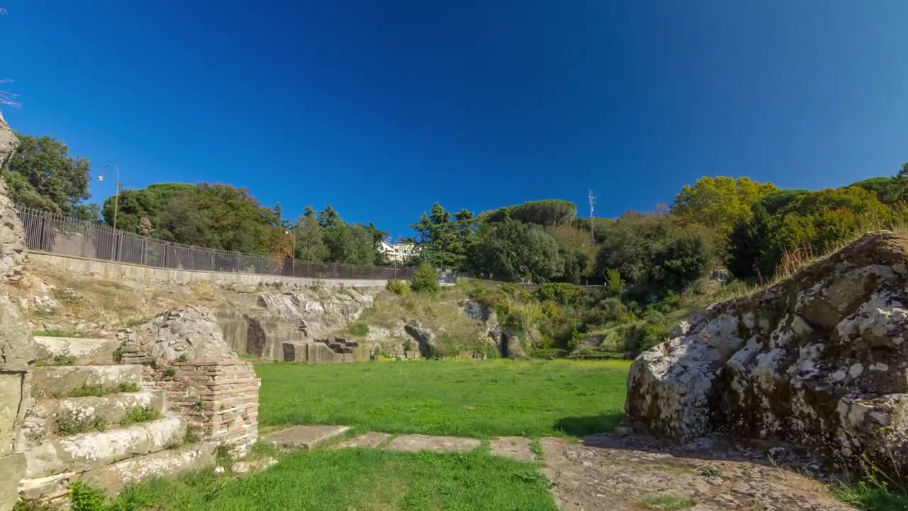 Timelapse Hyperlapse af Anfiteatro Severiano i Albano Laziale, Italien. Under den blå himmel kan man nyde det grønne græs i dette fredfyldte italienske landskab.
