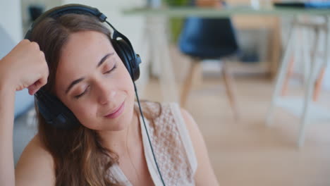 Mujer-Relajada-Relajándose-Con-Música-En-Auriculares