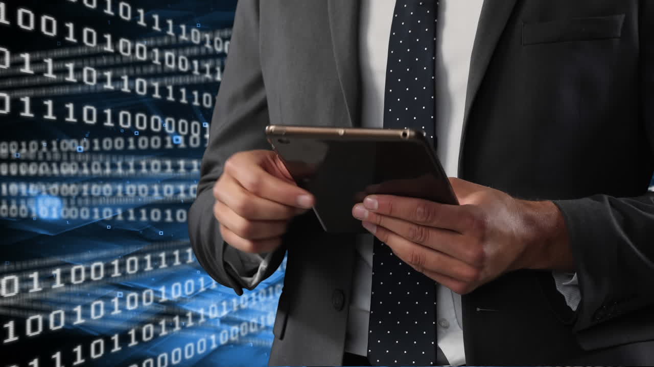 hombre biracial usando una tableta digital con procesamiento de datos en fondo azul