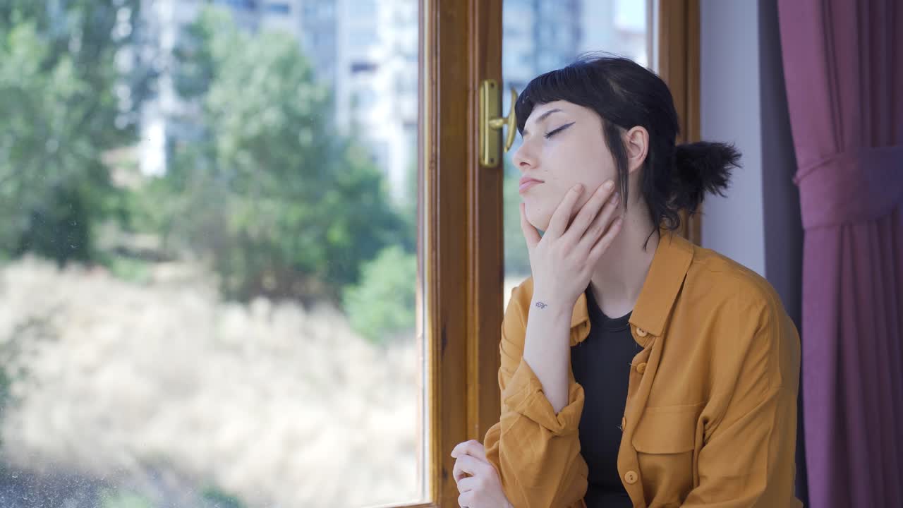 疲労を感じている若い女性 ⁇