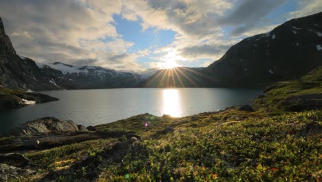 Puesta-De-Sol-Con-El-Telón-De-Fondo-De-Las-Montañas-Noruegas.-Hermosa-Naturaleza-Paisaje-Natural-De-Noruega.