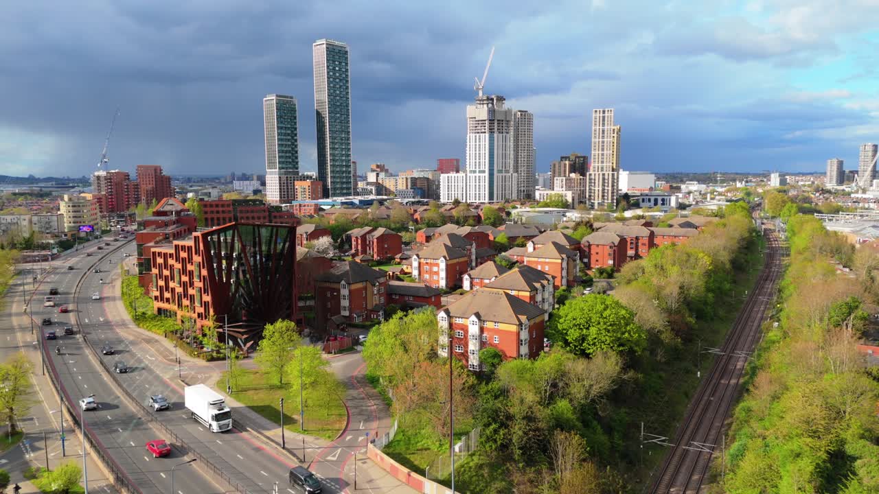 Ripresa drone della strada Western Avenue A40 che attraversa Acton a West London, Inghilterra.