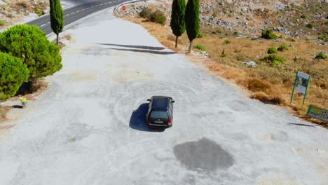 Disparo-De-Un-Dron-De-Un-Camión-Negro-Que-Se-Aleja-De-La-Parada-En-La-Carretera