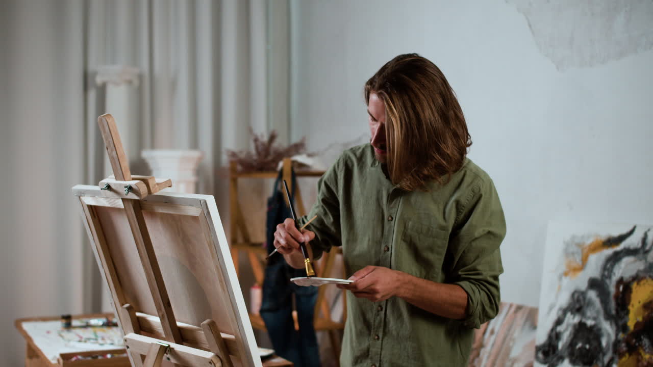 한 사람이 걸작을 만들고 있습니다.