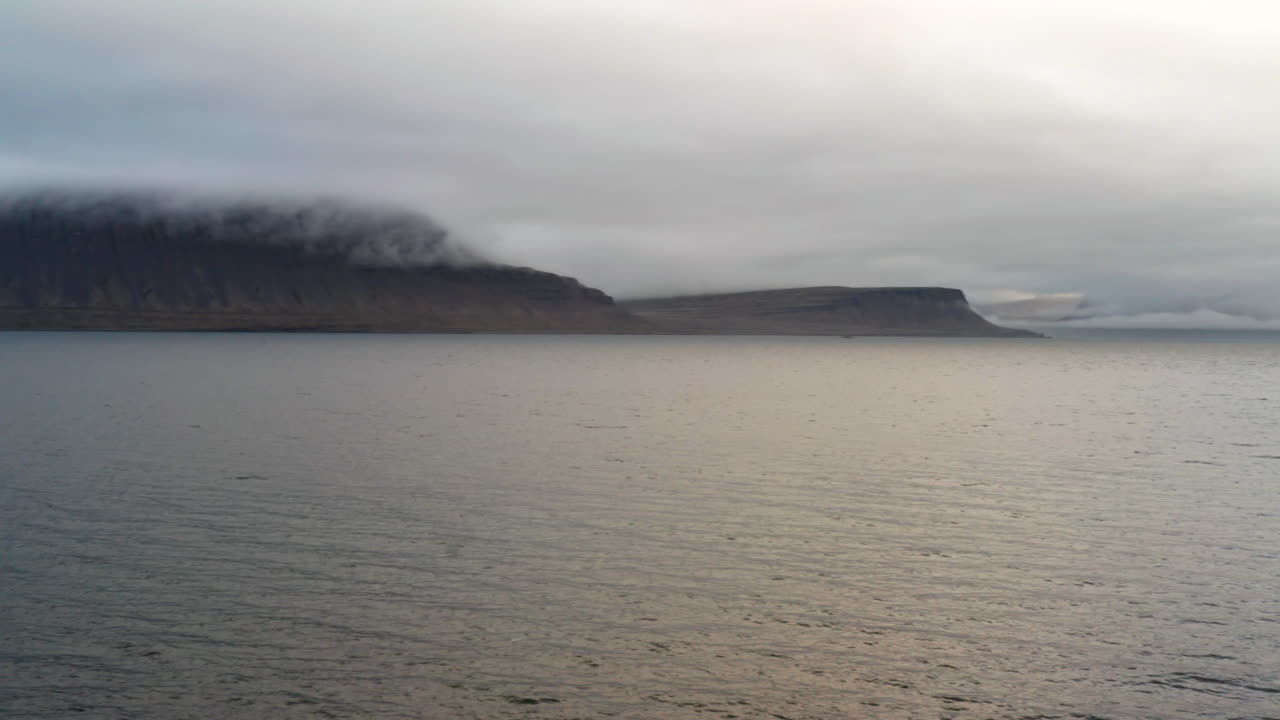 bahía escénica en los fiordos del oeste de islandia, toma panorámica