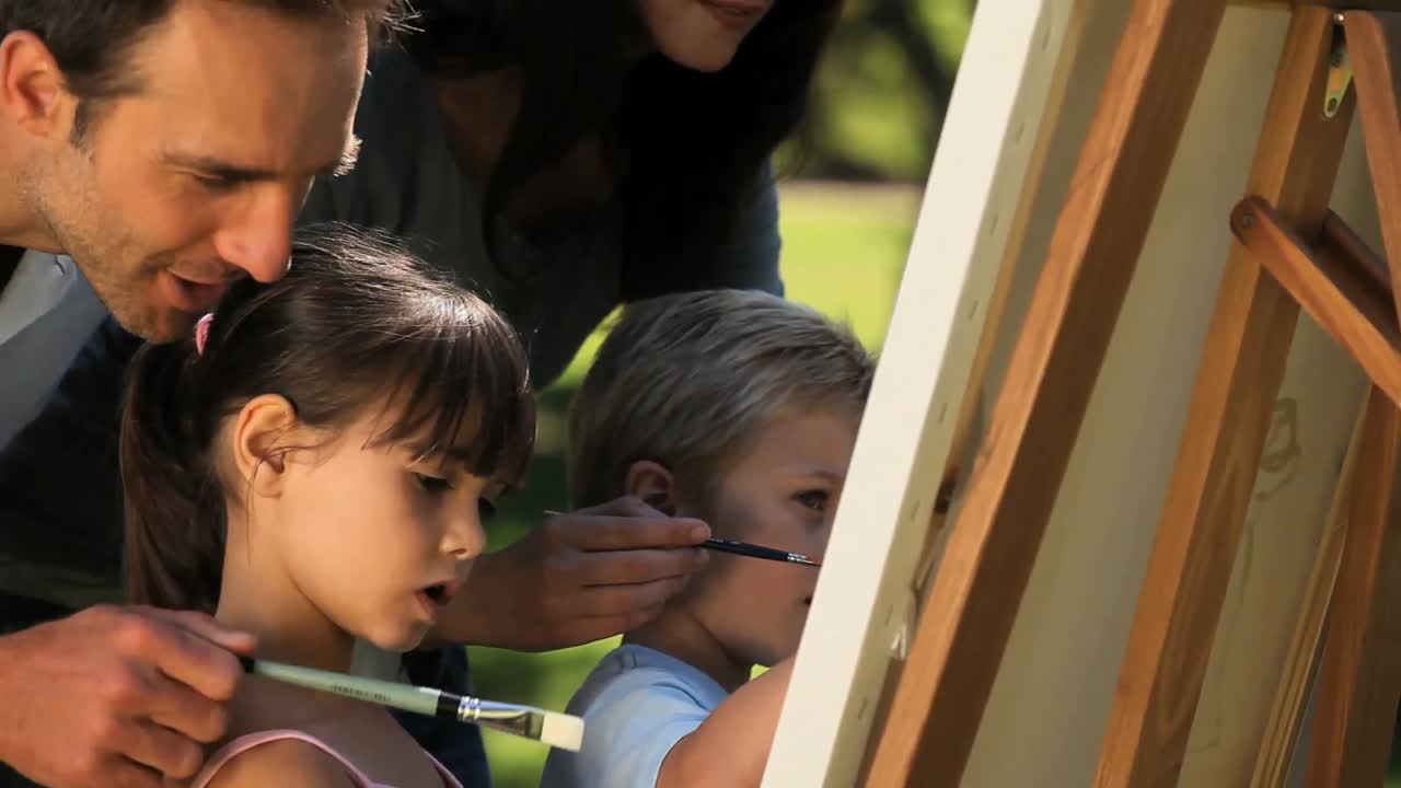 familia pintando un lienzo