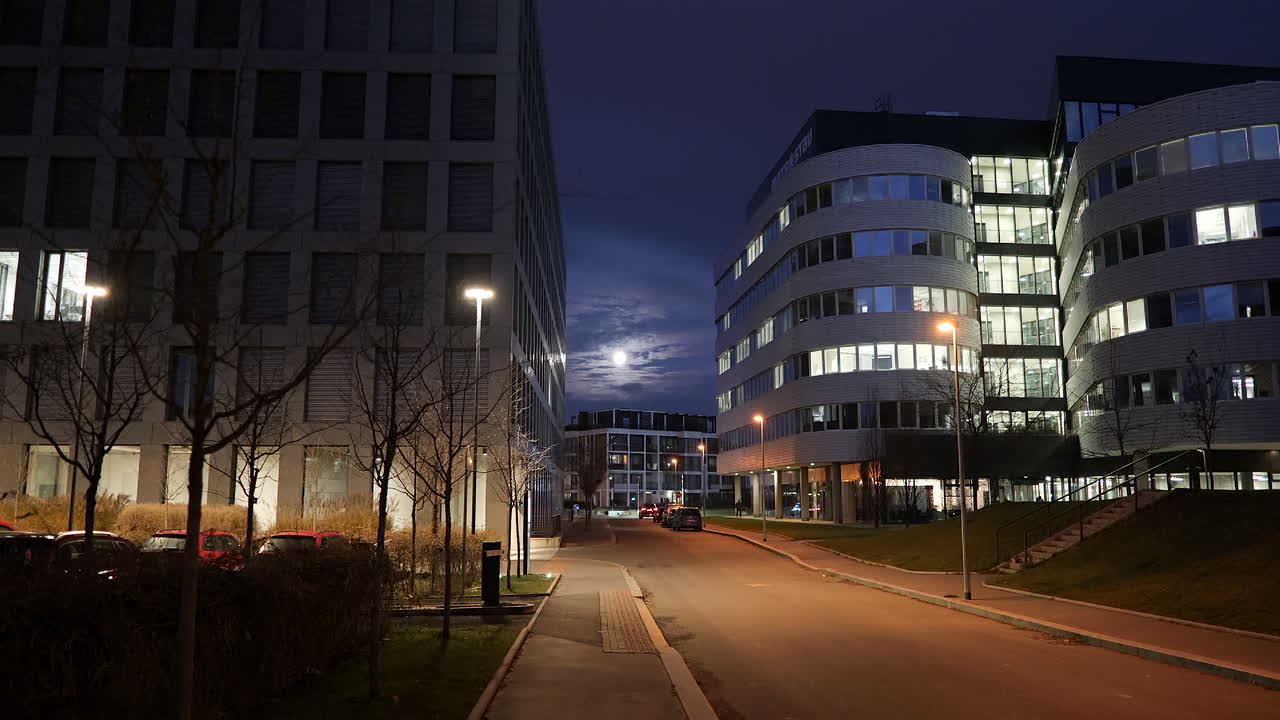 luna llena horas tempranas vista al parque de oficinas por la noche