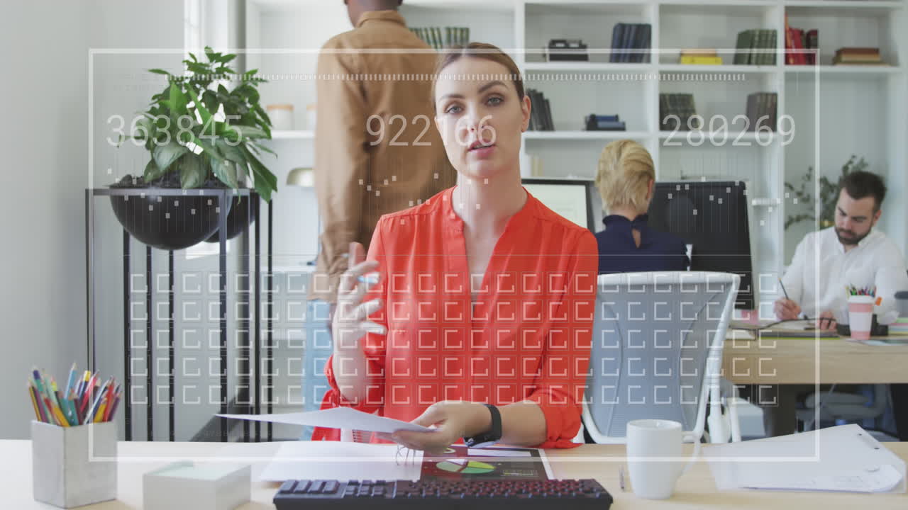 анимация меняющихся номеров, загрузка баров и квадратов, кавказская женщина обсуждает отчеты