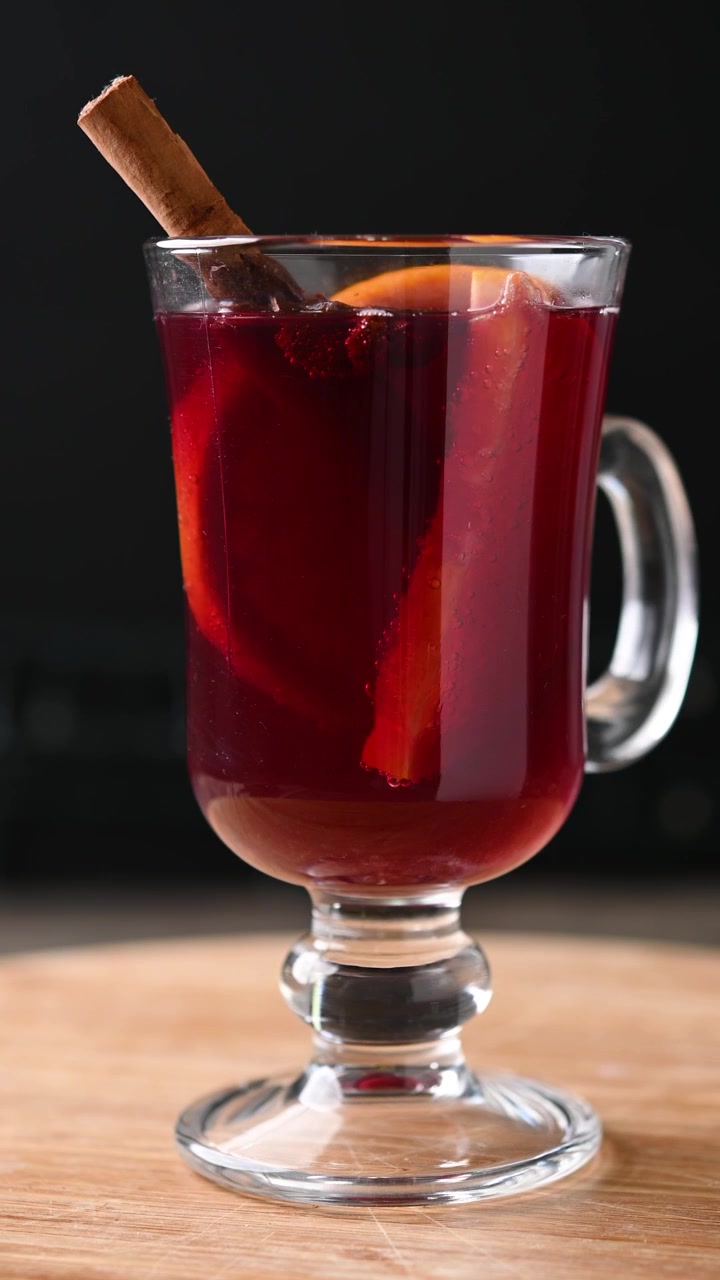 Mulled-Wein mit Orangen- und Zimtstäbchen
