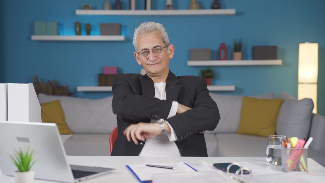 el trabajador de oficina en casa hace una señal de confianza a la cámara.