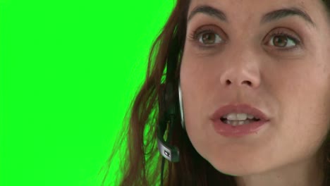 una mujer de negocios hispana seria con auriculares