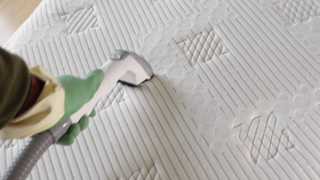 Cleaning a mattress with a vacuum