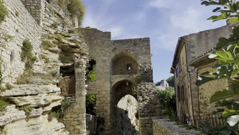 ruina con paso de arco de piedra hecho de piedras antiguas en francia en buen tiempo con roca