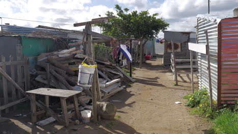 Callejuelas-Entre-Chozas-En-El-Municipio,-Zwelihle-Sudáfrica