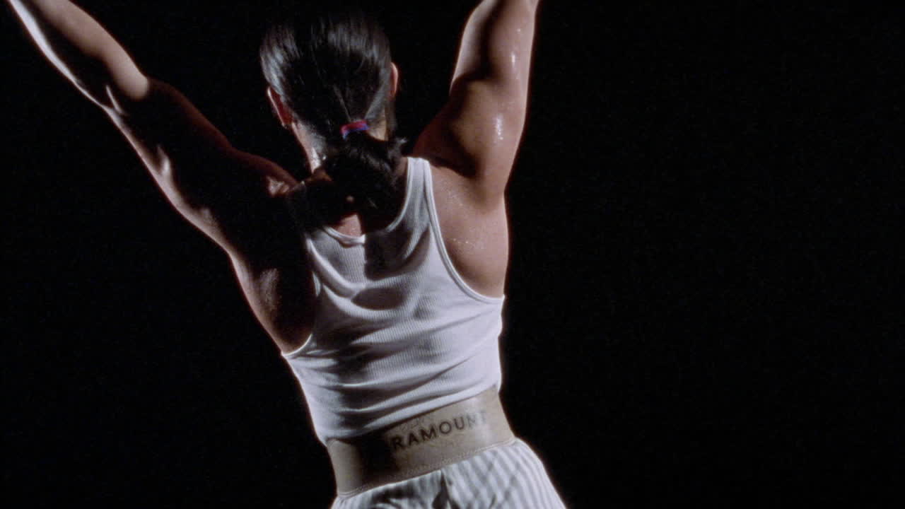 한 남자가 운동을 하기 위해 바벨을 머리 위로 들어 올린다