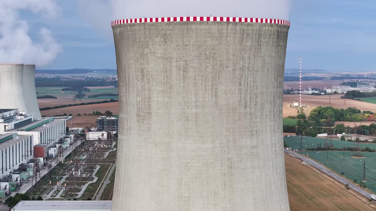 descenso aéreo cerca de la pared de la torre de refrigeración de la central nuclear de dukovany