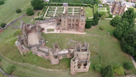 Ruinas-Del-Castillo-De-Kenilworth-En-El-Campo-De-Inglaterra,-Acercamiento-Aéreo