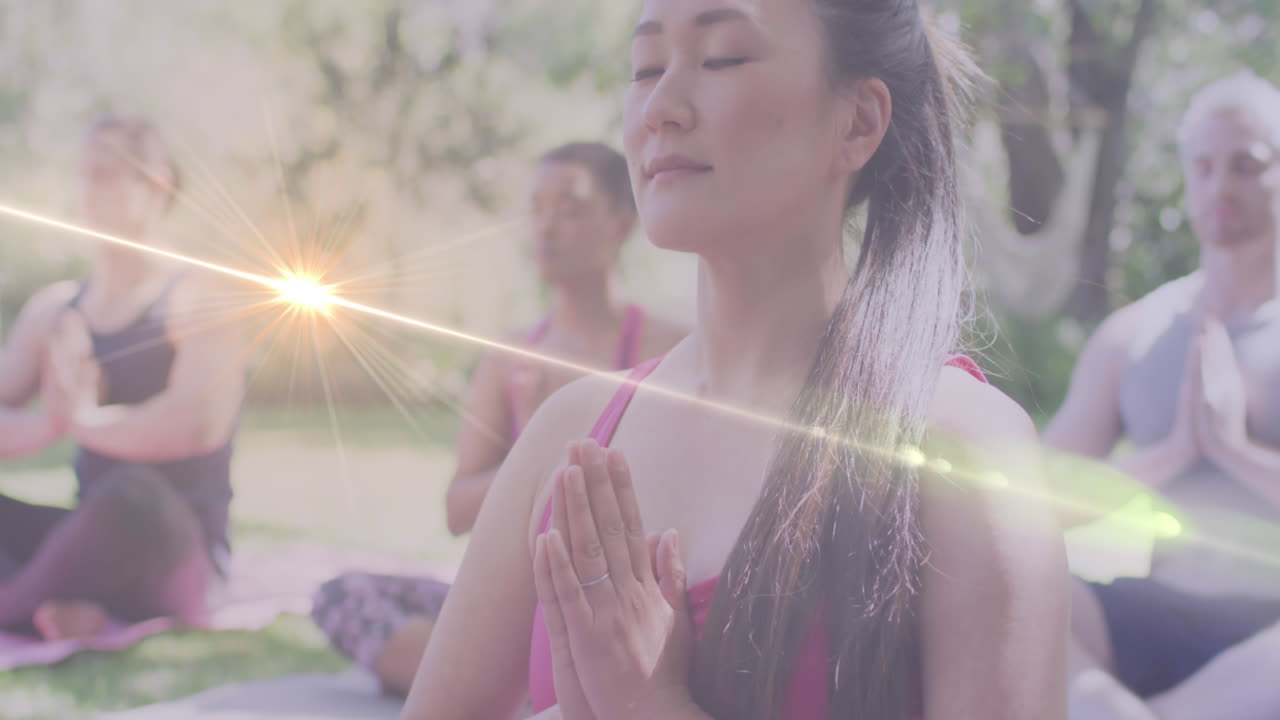 animación de puntos de luz sobre diversas mujeres practicando yoga y meditando