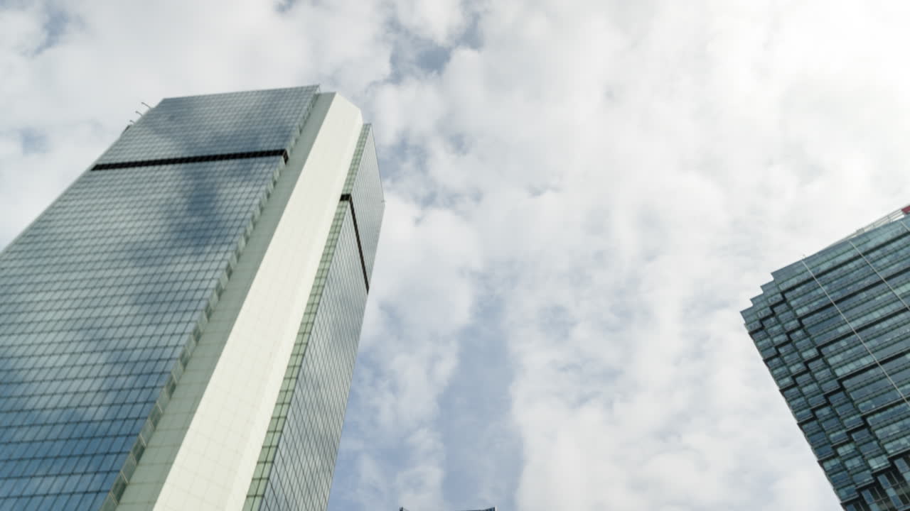 Vista dal basso di moderni grattacieli e facciate in vetro
