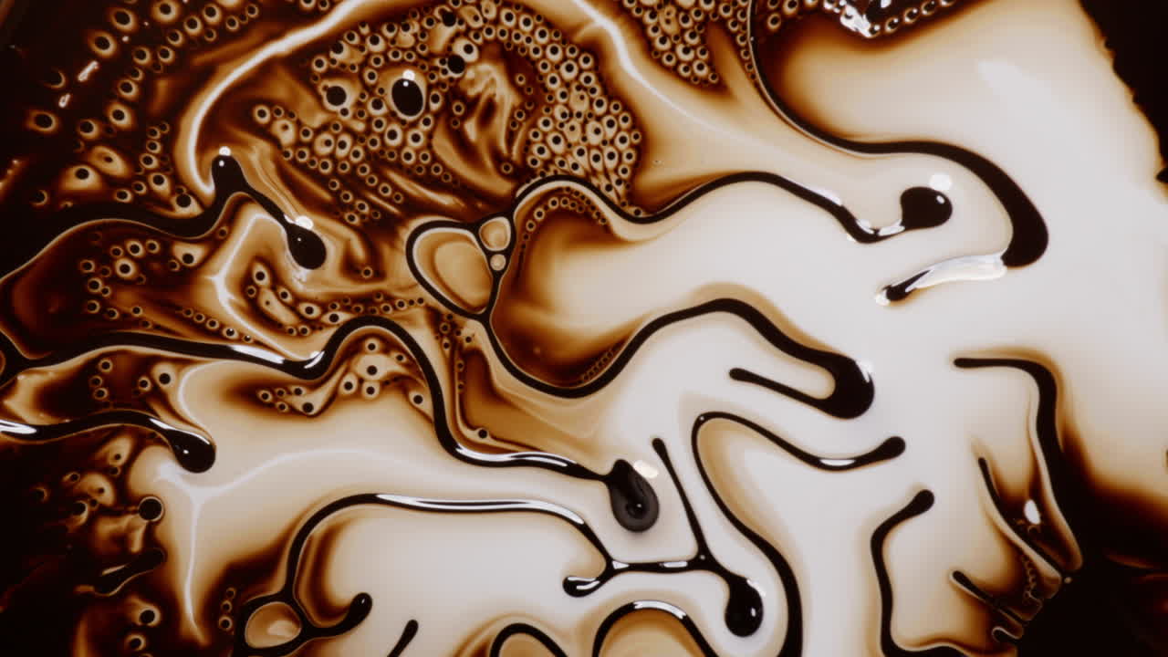 Vortici di fluido magnetico su sfondo astratto creano forme fluide e contrasti luminosi - Primo piano