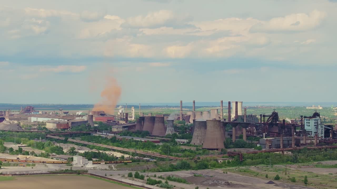 antiguo complejo industrial que muestra múltiples chimeneas altas en un día soleado y despejado, disparo de seguimiento