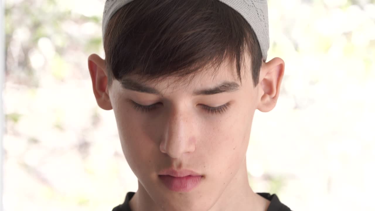 전통적인 이슬람 쿠피 모자를 입은 아랍 십대