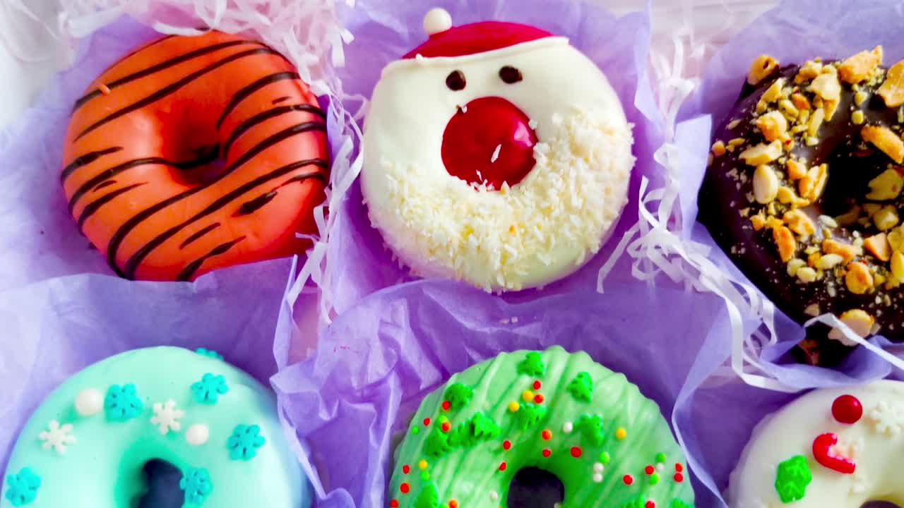 desempaquetando una caja de rosquillas de navidad, rosquillas con helado y salpicaduras